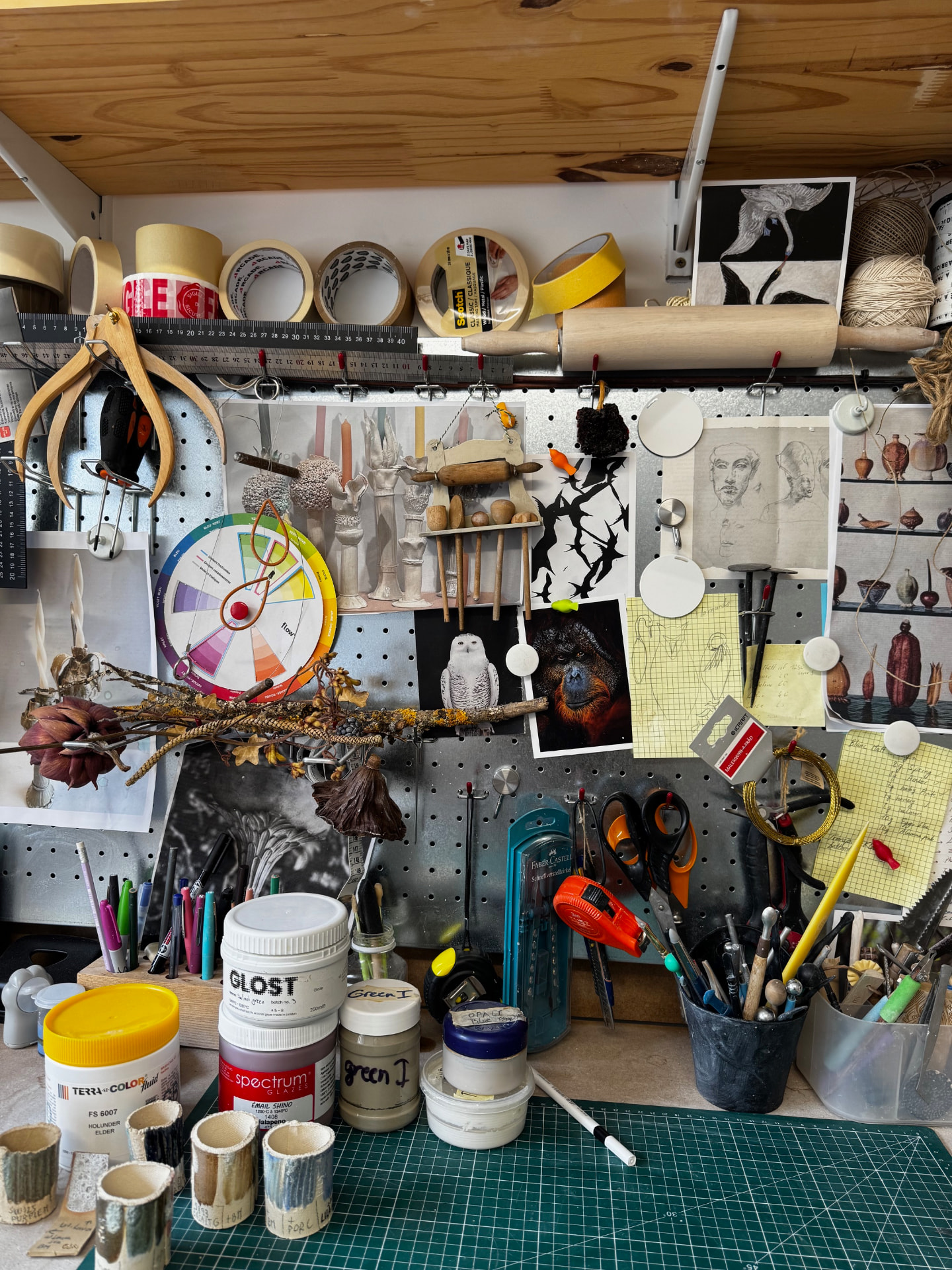 Établi de l'atelier : outils, émaux et planches d'inspiration