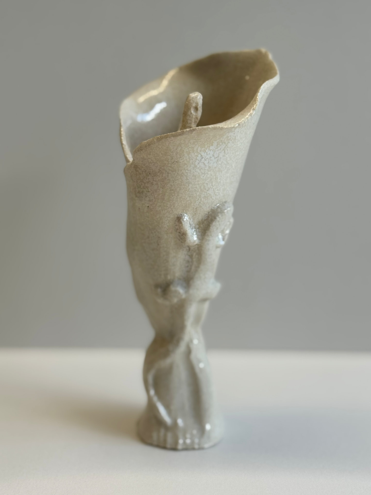 Soliflore arôme, 2026. Grès blanc émaillé.