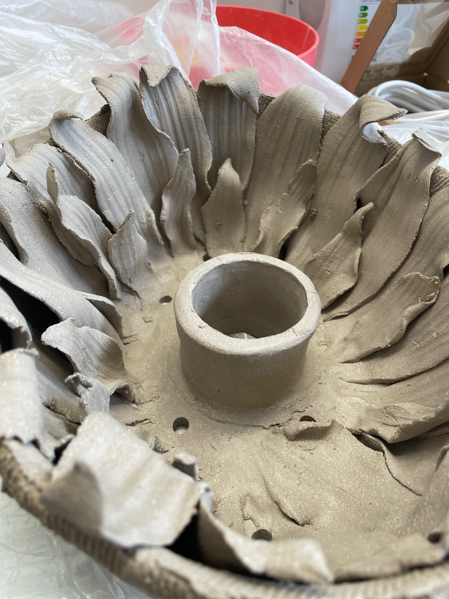 Bougeoir fleur en grès cru en cours de façonnage