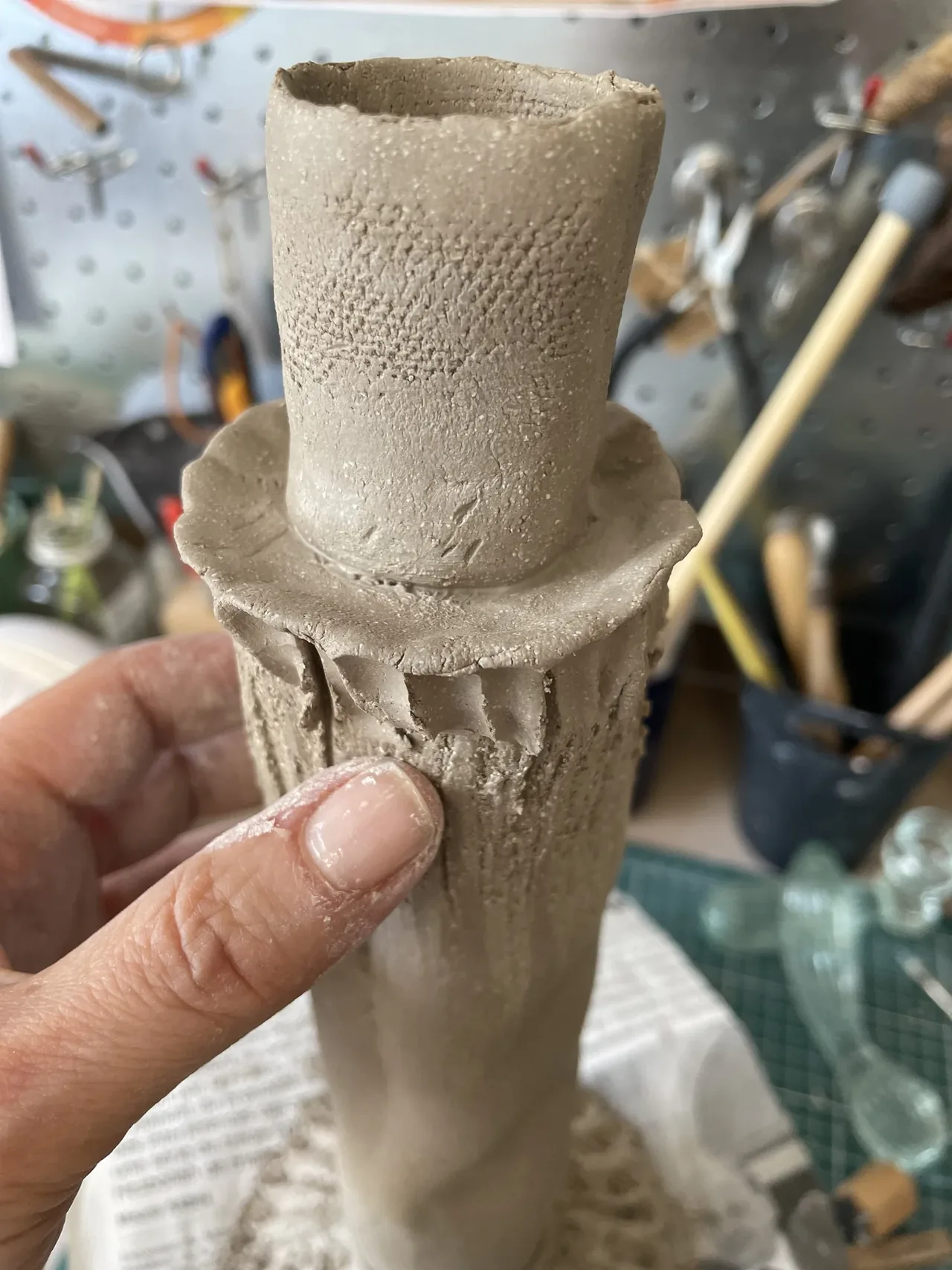 Bougeoir en cours de modelage à l'atelier