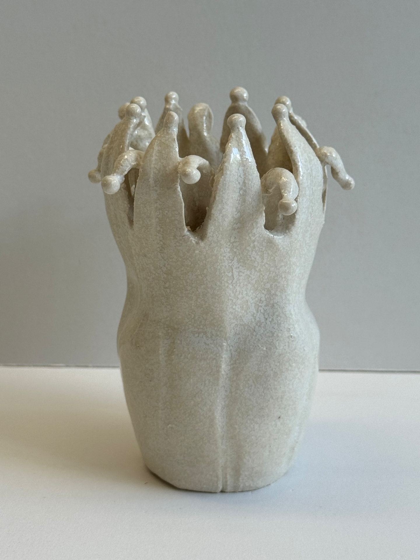 Soliflore couronne, 2026. Grès blanc émaillé.