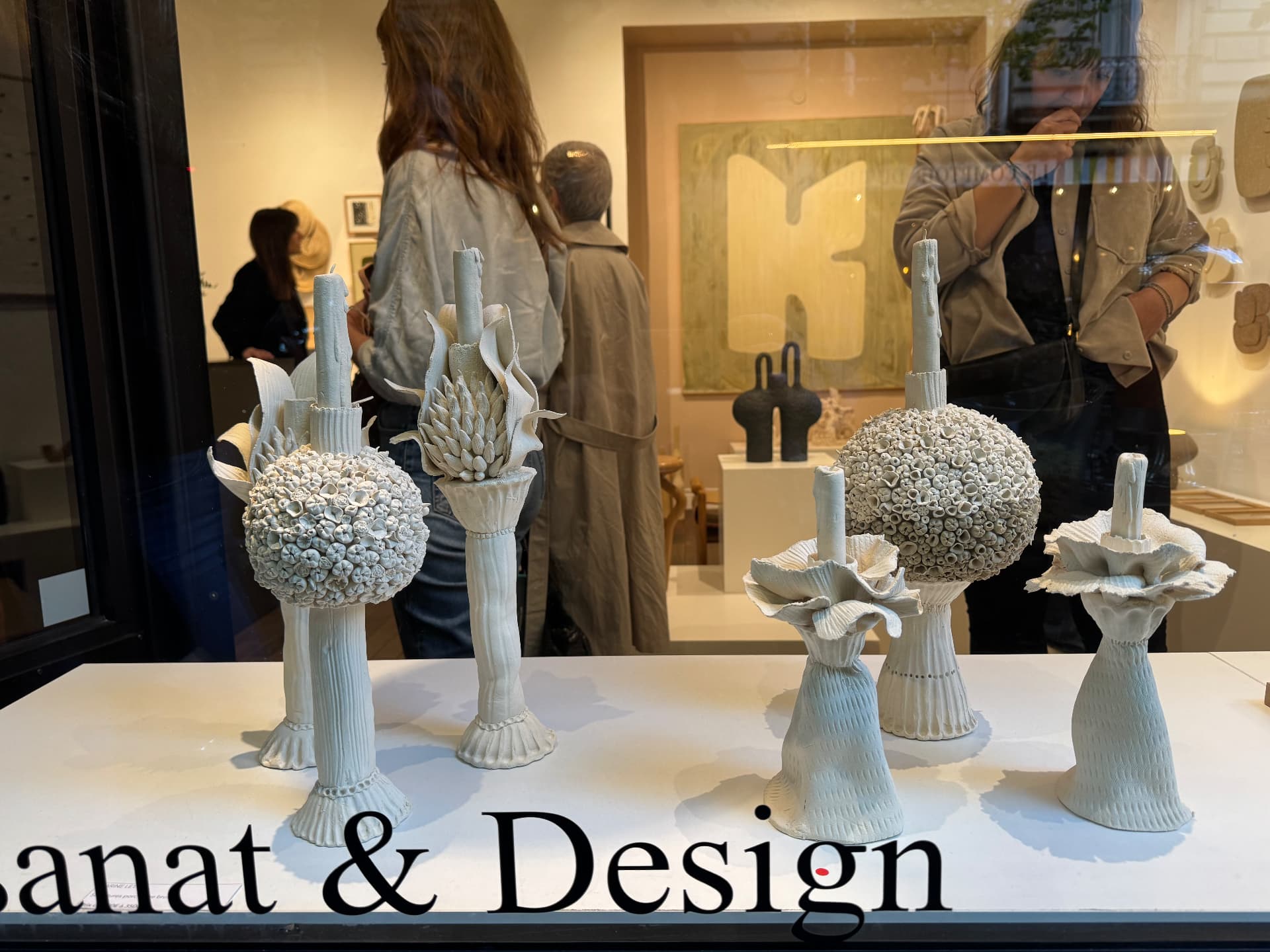 Bougeoirs en grès de Karine Letayf en vitrine de la galerie, exposition Nuances, Paris 2025