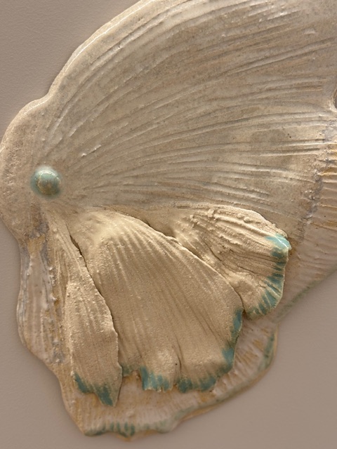 Papillon, détail turquoise, 2025. Grès émaillé.