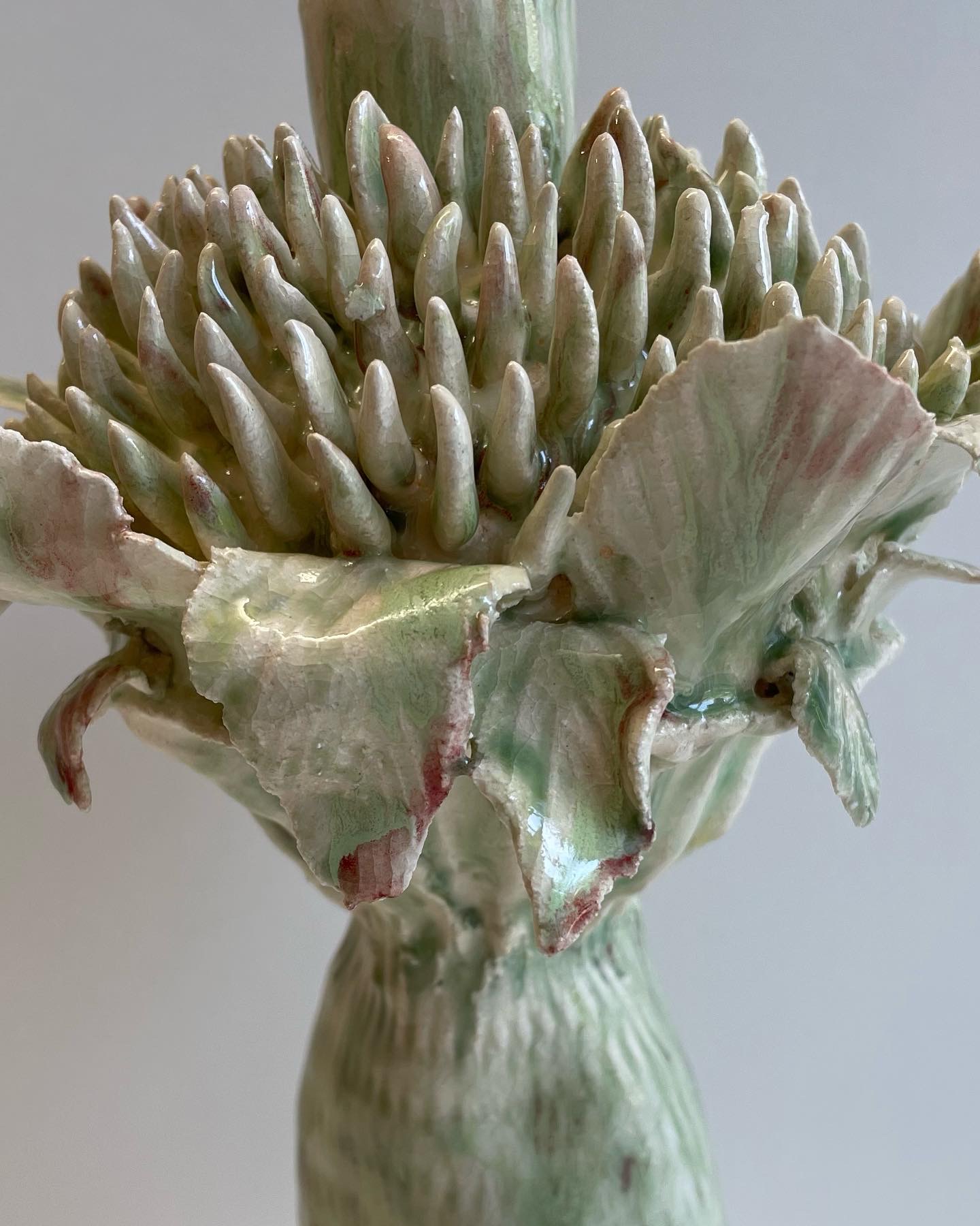 La forêt enchantée, bougeoirs (détail), 2023. Grès blanc.