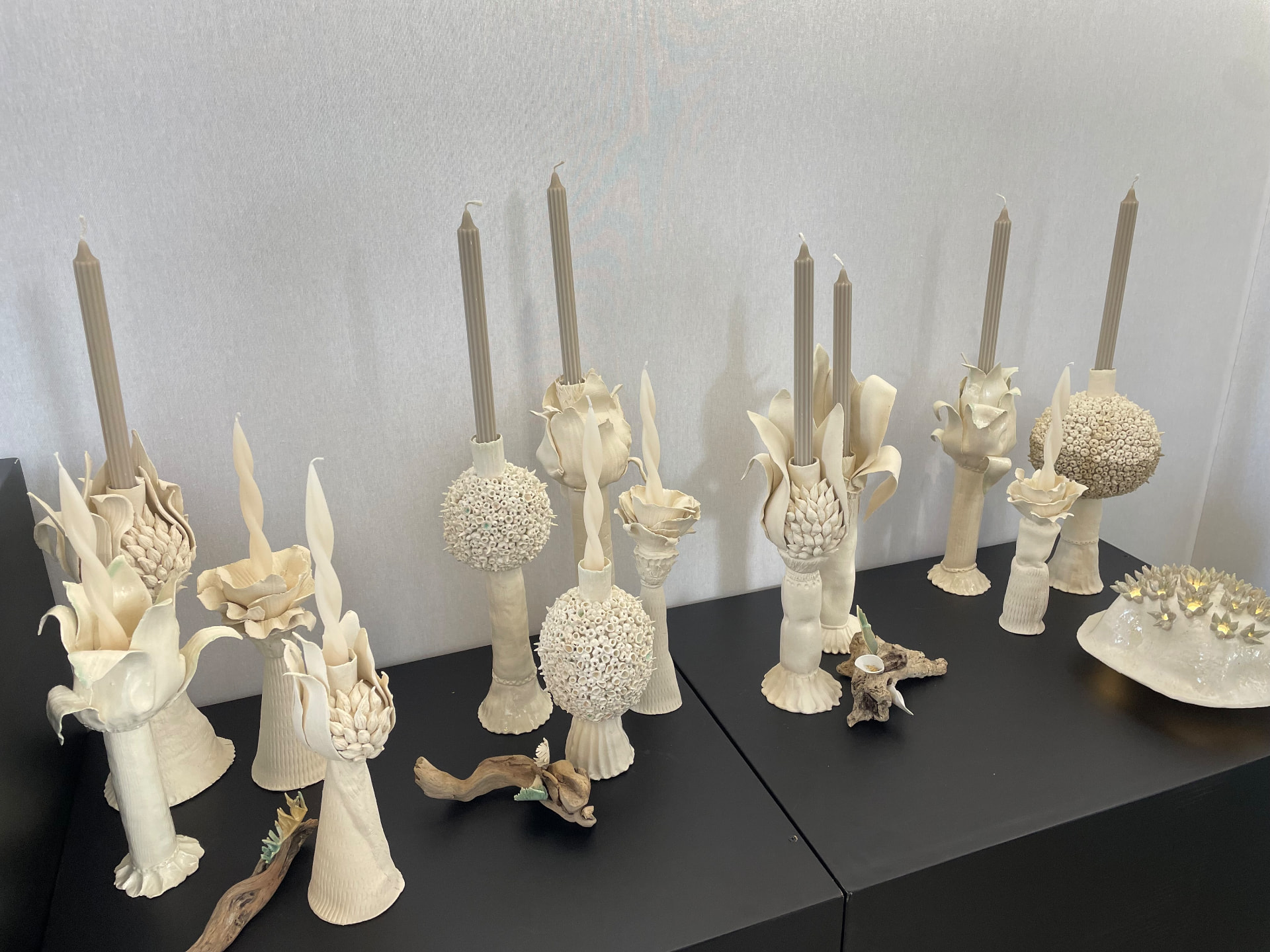 Bougeoirs en grès blanc de Karine Letayf sur le stand de la Jacques Ouaiss Gallery, Menart Fair 2023