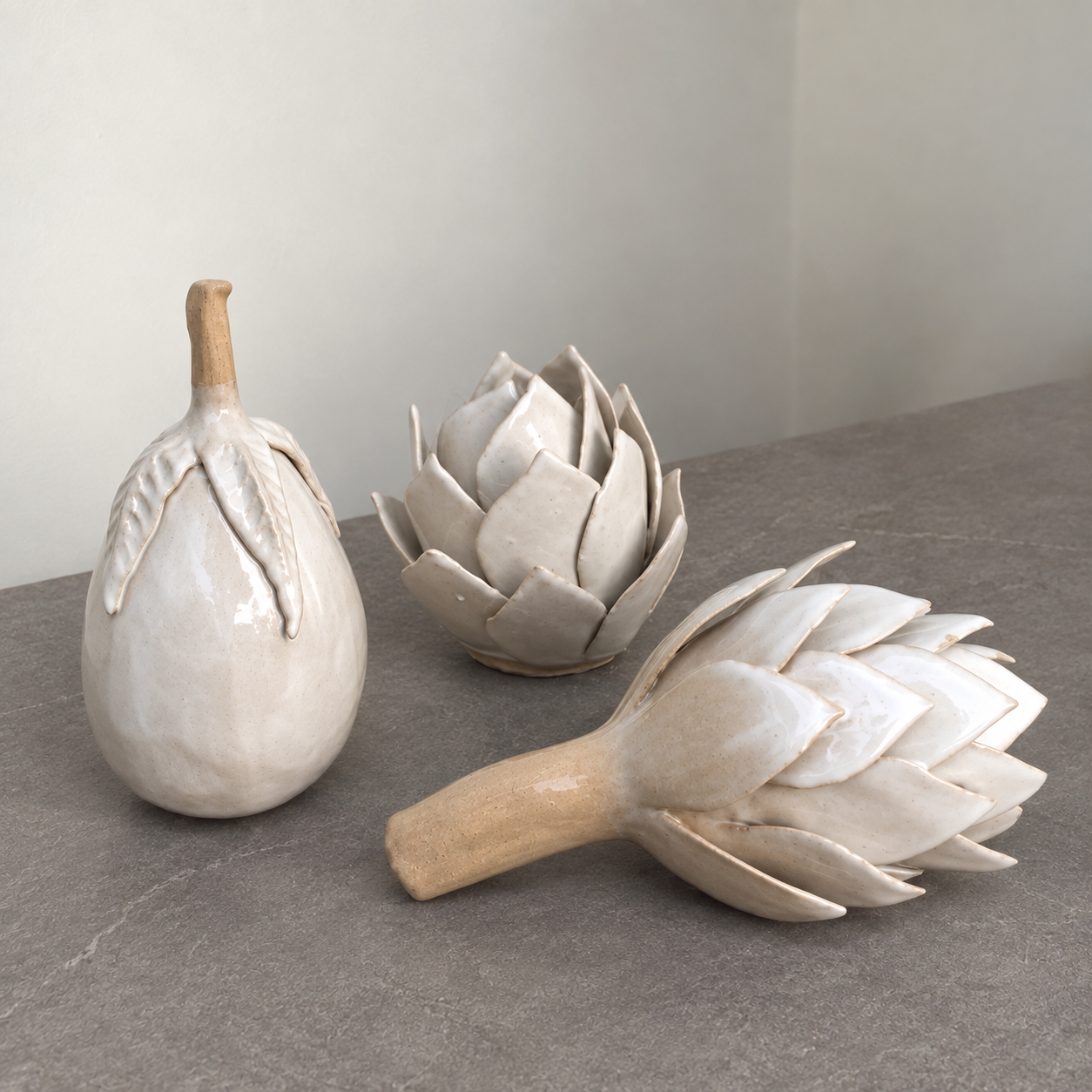 L'aubergine et les artichauts, . Grès blanc, émail blanc.