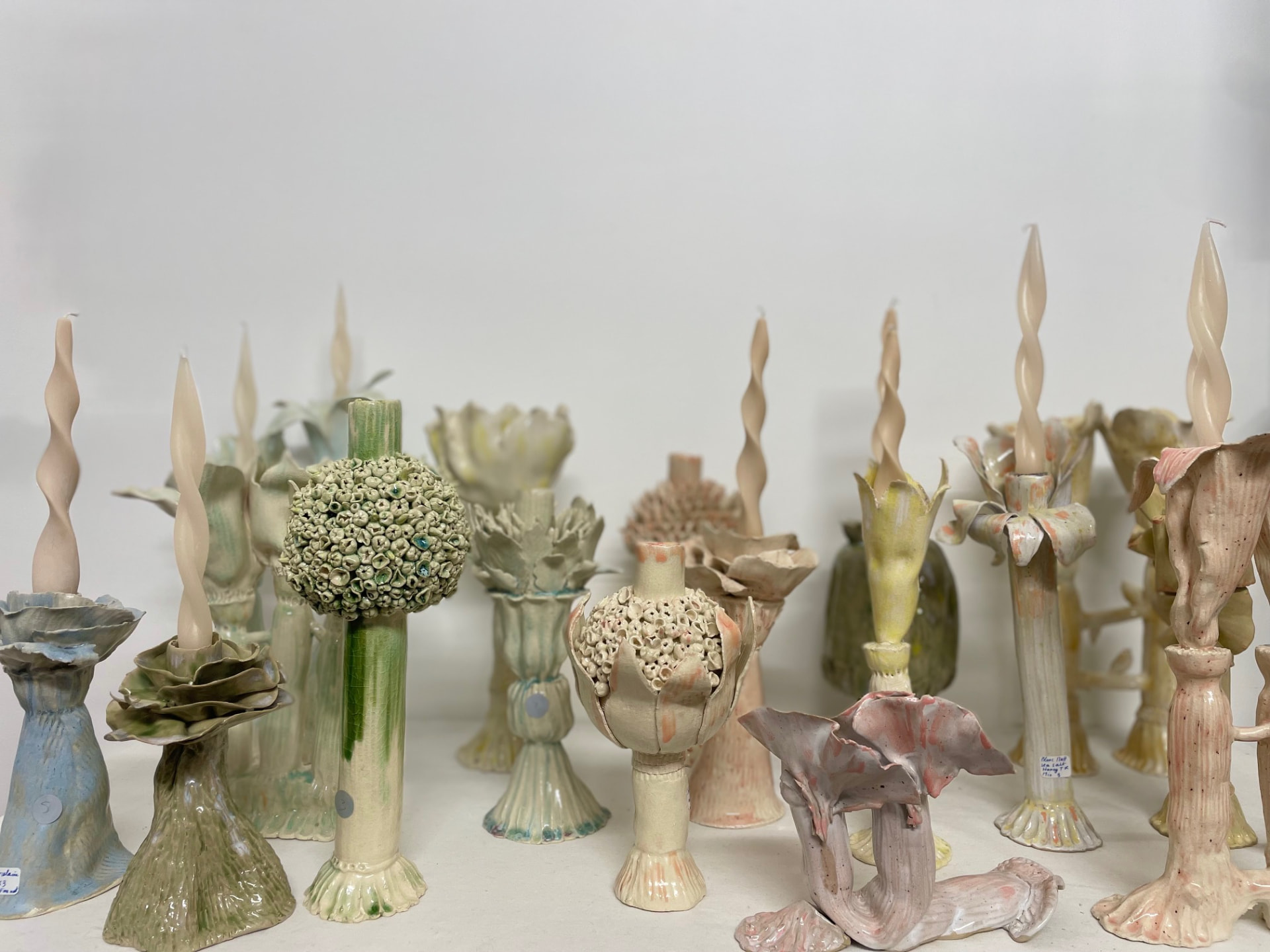 La forêt enchantée, ensemble de bougeoirs, 2023. Grès blanc.