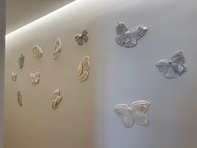 Vol de papillons, vue d'ensemble, 2025. Grès blanc et émaux nacrés.