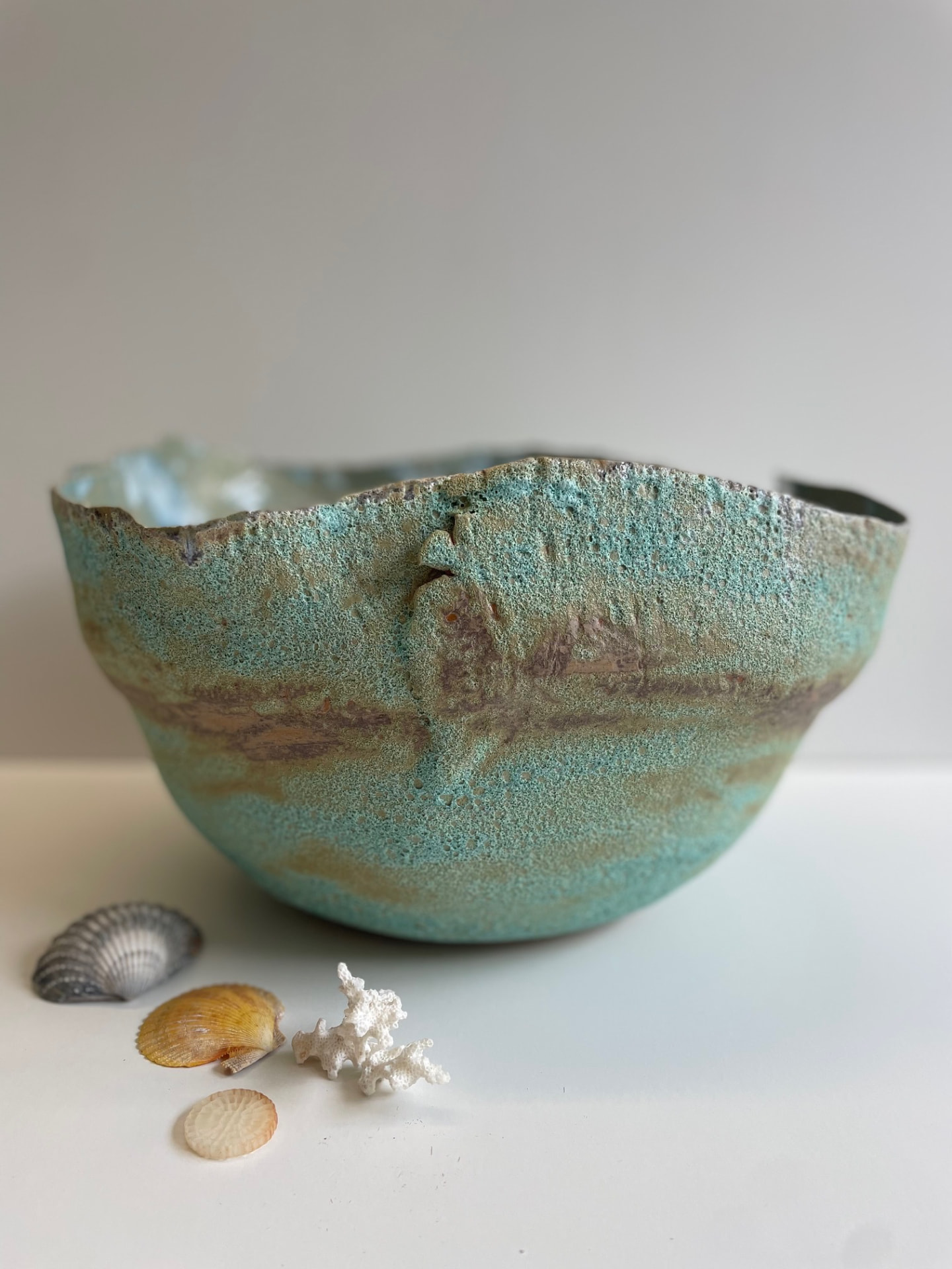 Grande coupe turquoise, coquillages, 2026. Grès, émail turquoise et écume.