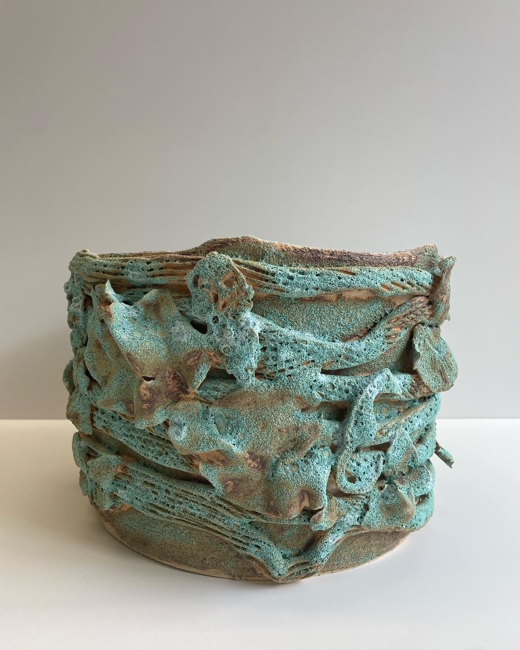 Vase corail, 2026. Grès, émail turquoise mat.