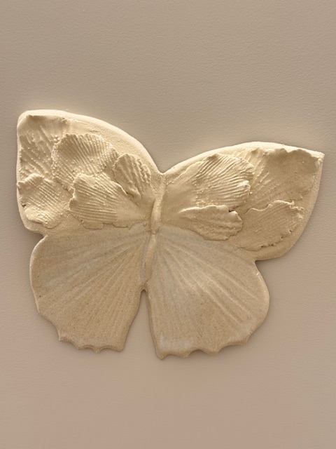 Papillon en grès clair, 2025. Grès brut.