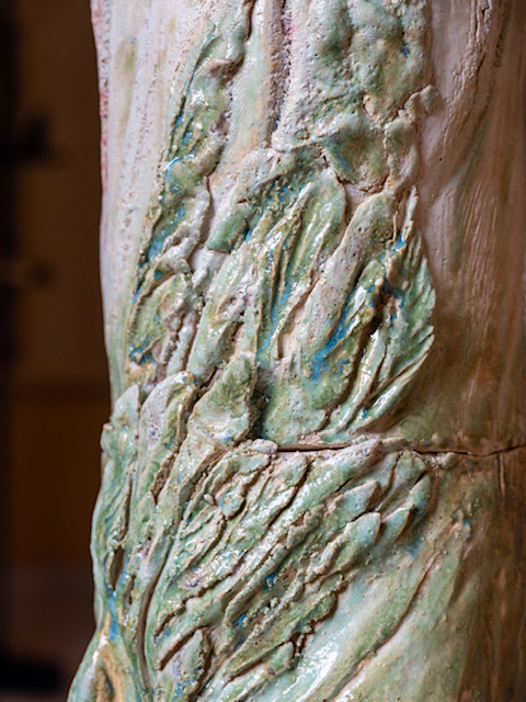 Totem, détail du relief céladon, 2025. Grès émaillé.