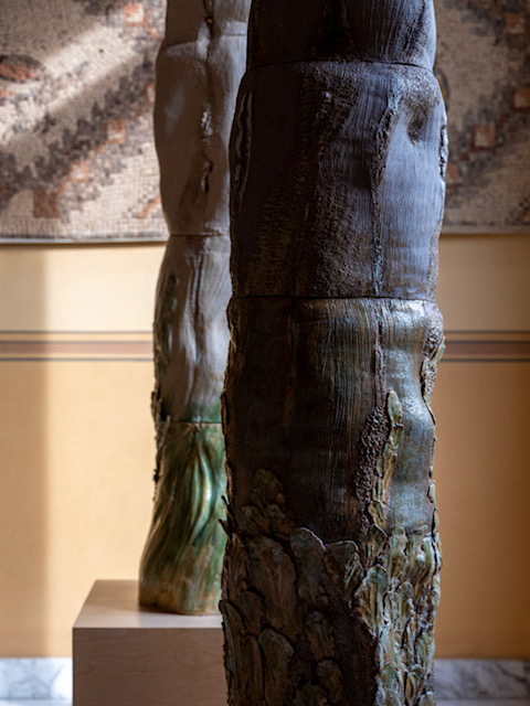 Les deux totems, détail, 2025. Grès, émaux verts et bruns.
