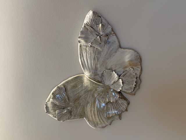 Papillon ginkgo, 2025. Grès émaillé.