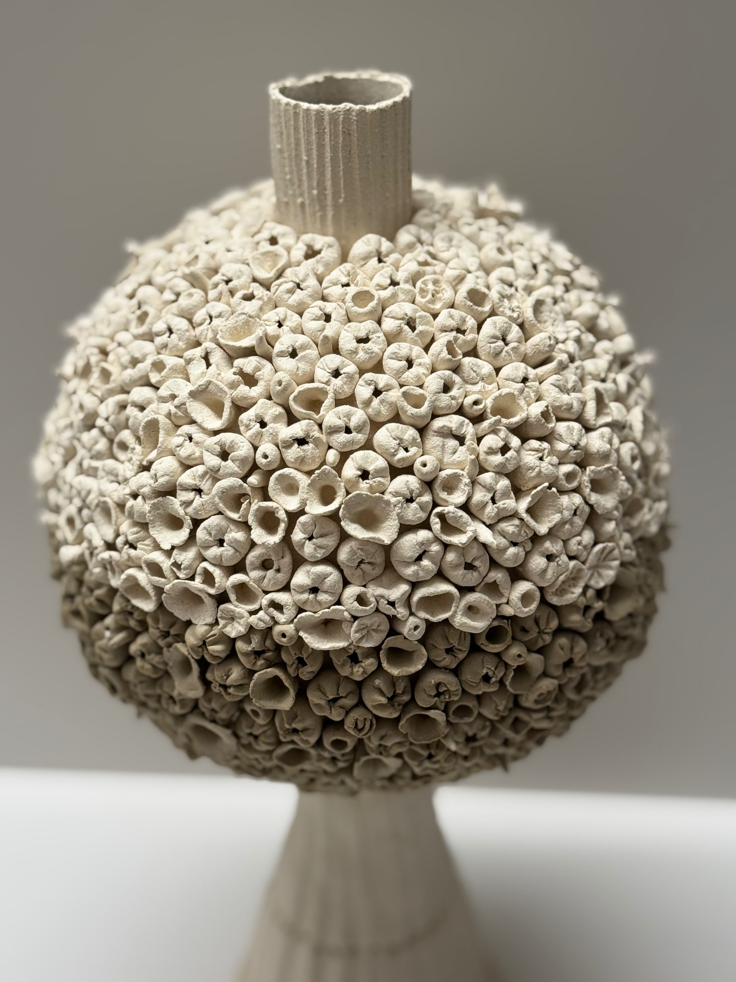 Détail des centaines de tubes de grès formant la surface de la sphère