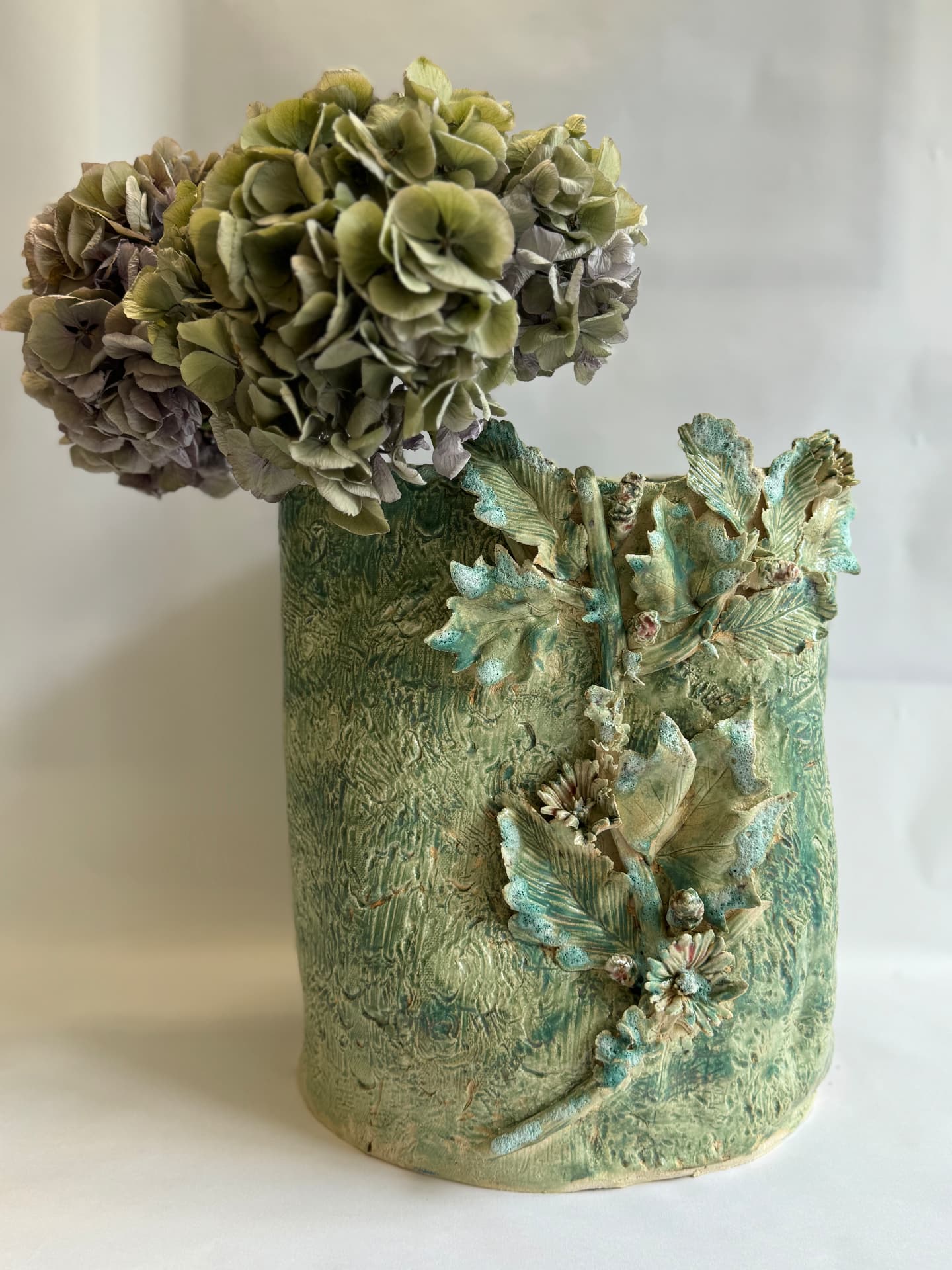 Vase « Into the Woods » garni d'hortensias séchés verts et mauves