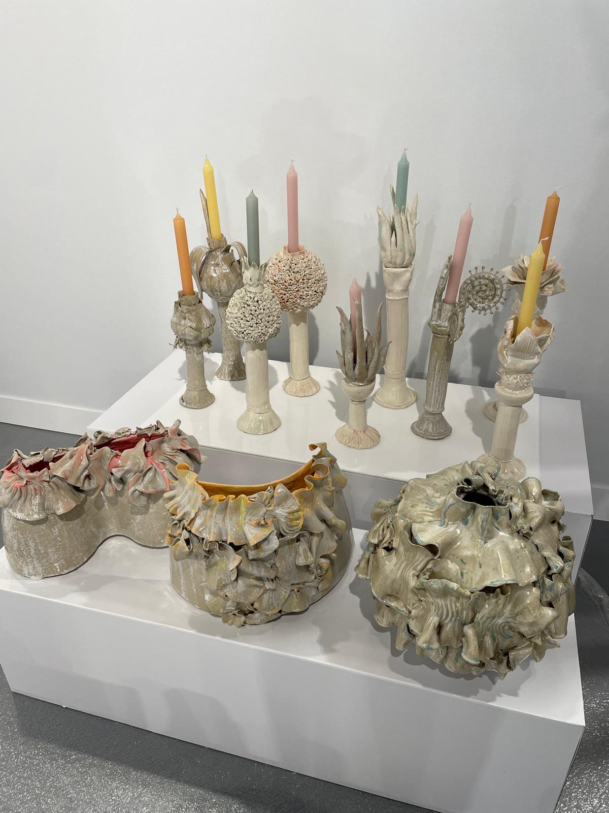 Bougeoirs et grandes pièces froissées sur socles blancs