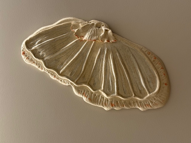 Papillon éventail, 2025. Grès émaillé.