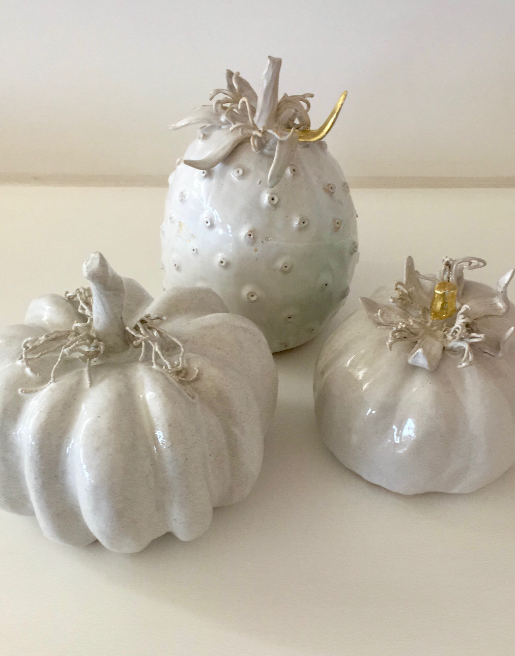 Les potirons, . Grès blanc, émail blanc & or.