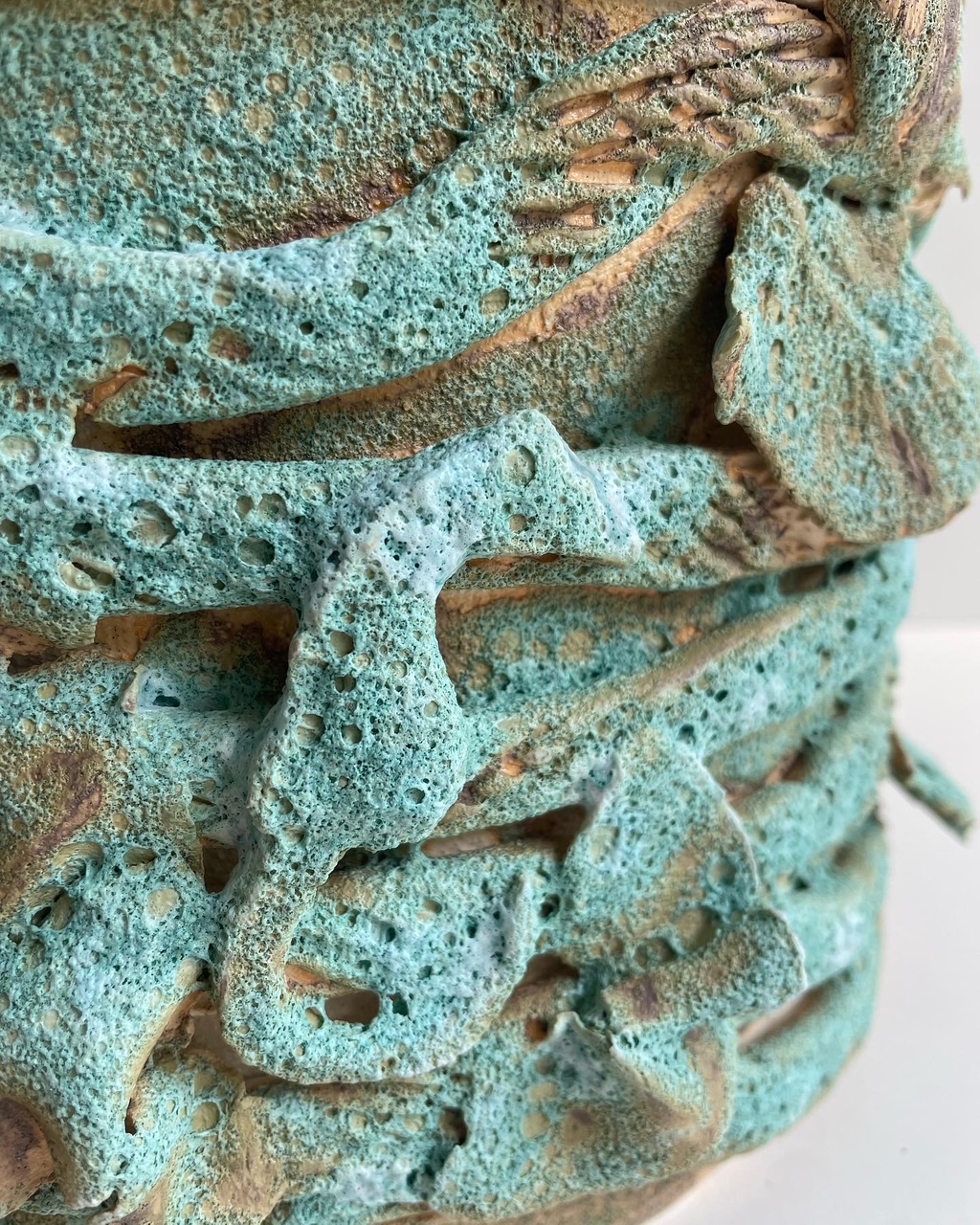 Vase corail, détail, 2026. Grès, émail turquoise mat.