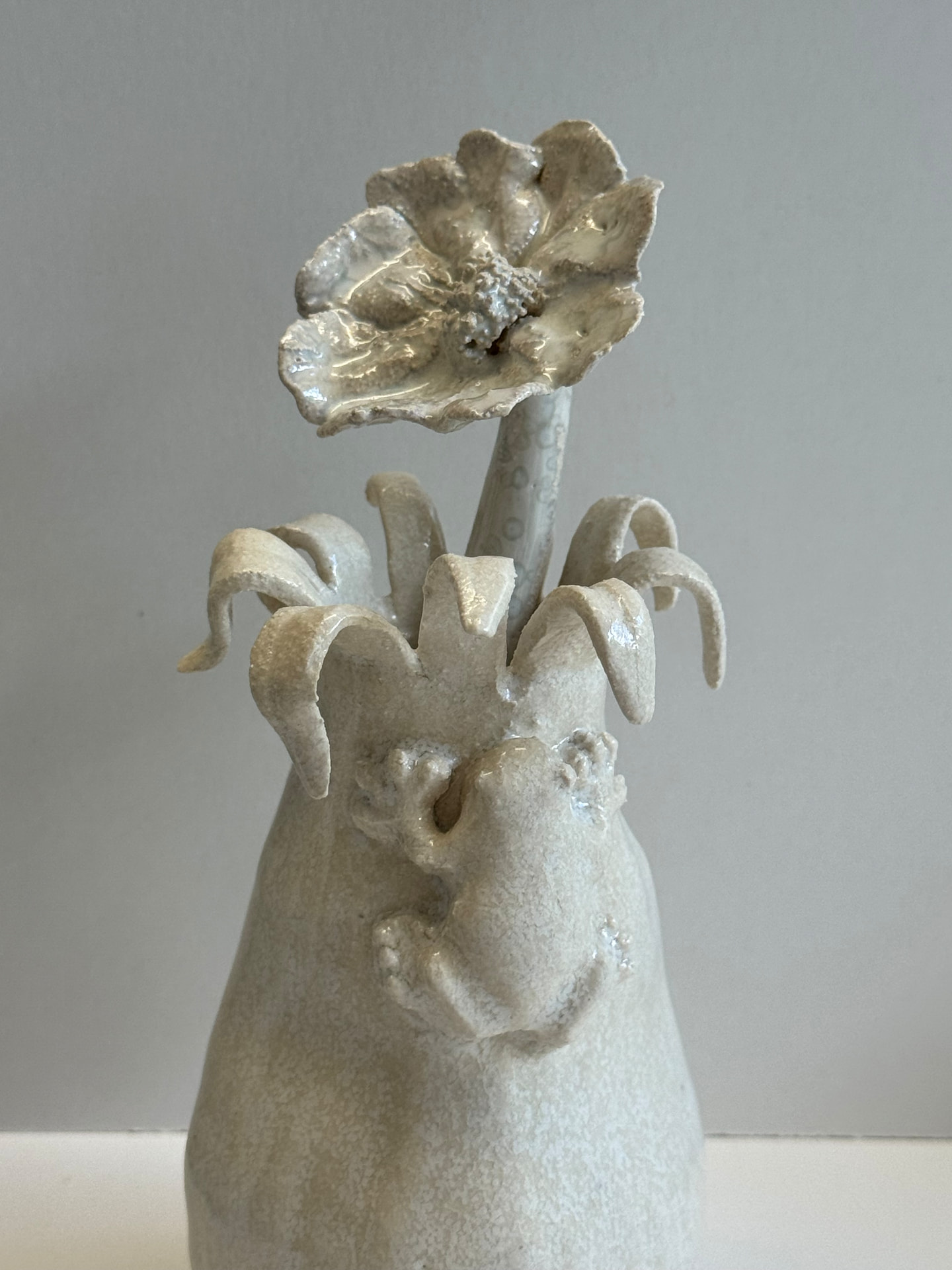 Soliflore au coquelicot, 2026. Grès blanc émaillé.
