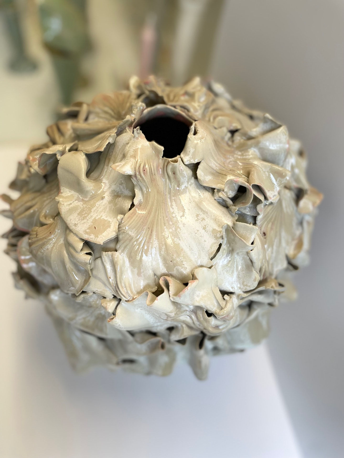 Sphère végétale en grès émaillé, feuilles froissées