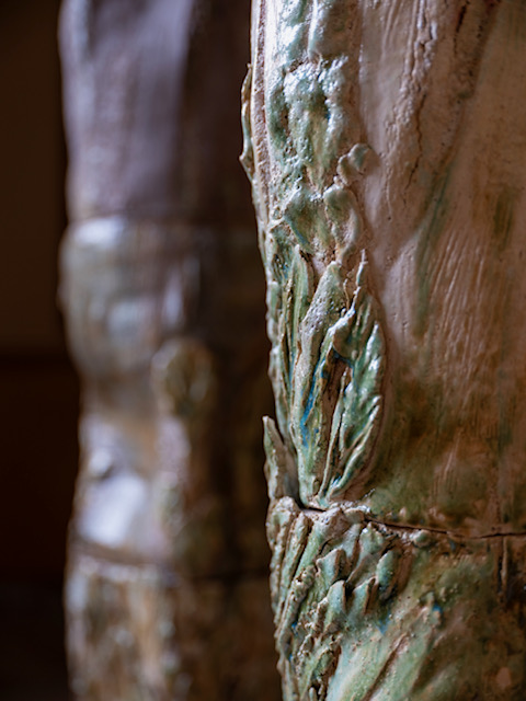 Totem, détail des reliefs végétaux, 2025. Grès émaillé.