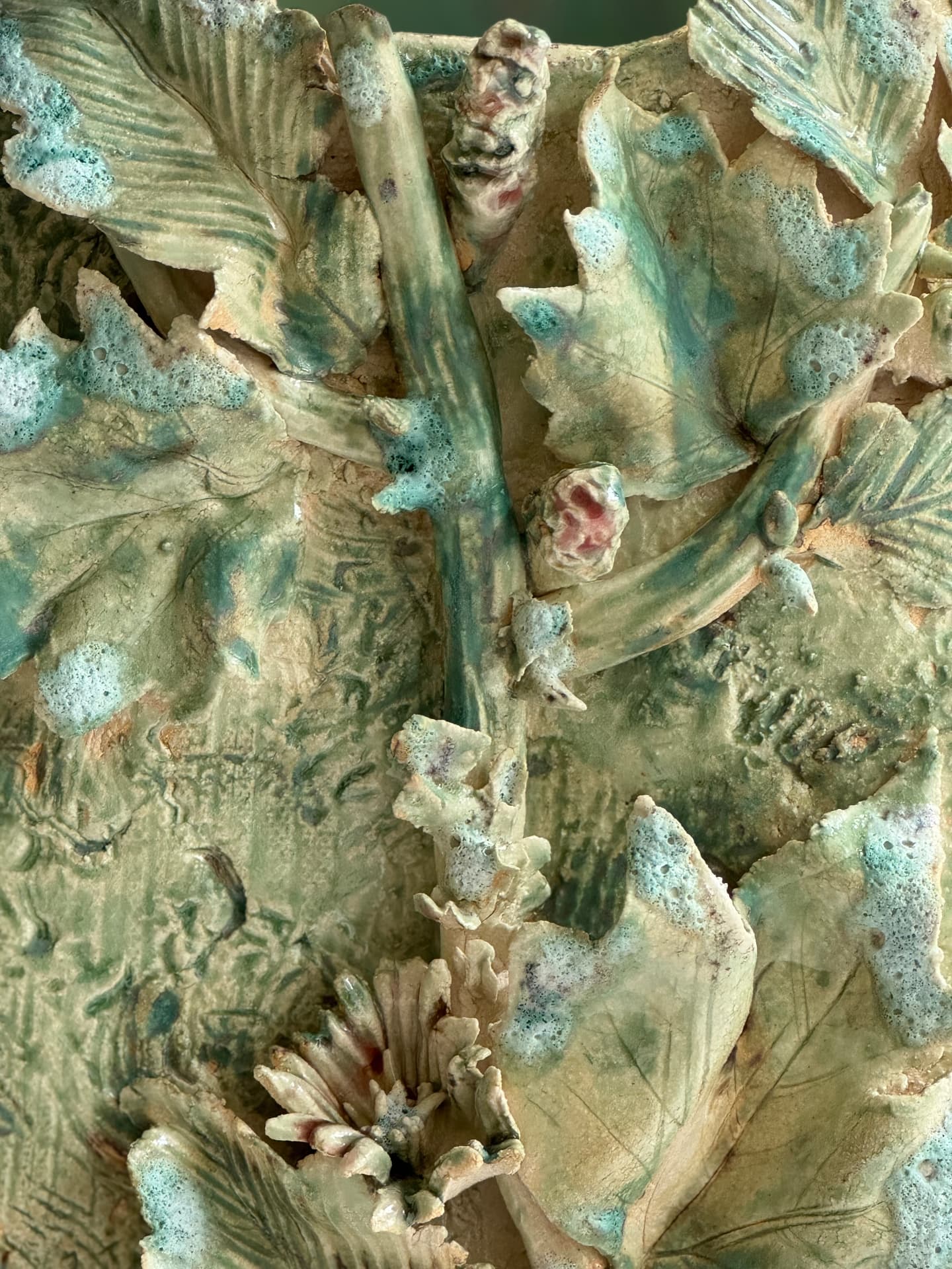 Détail des feuilles de chêne, bourgeons et émaux turquoise modelés sur la paroi du vase