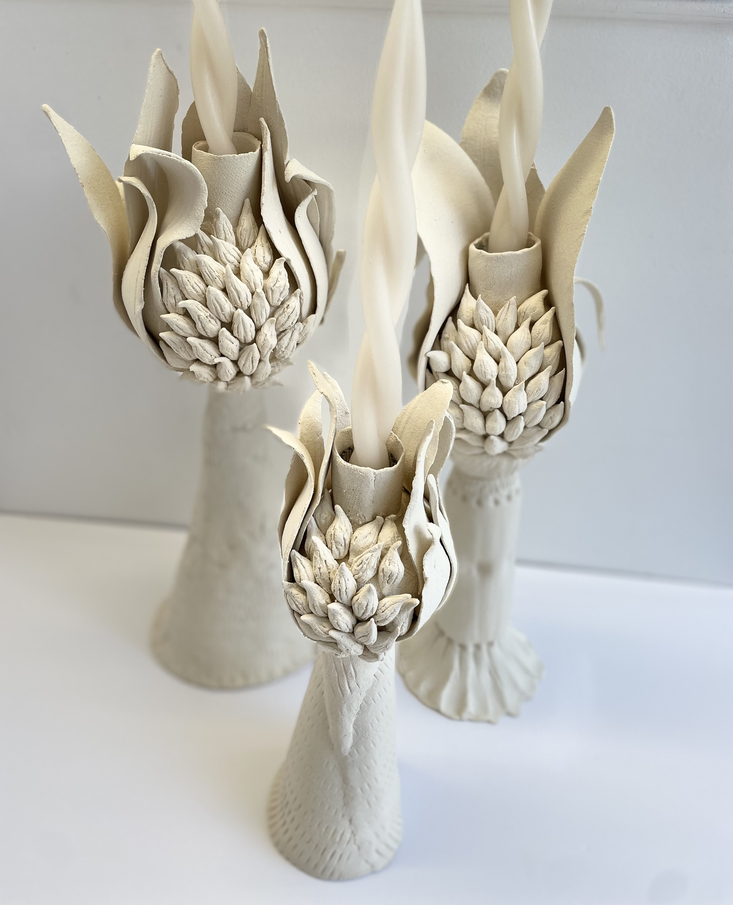 L'allium hybride, 2023. Grès blanc.