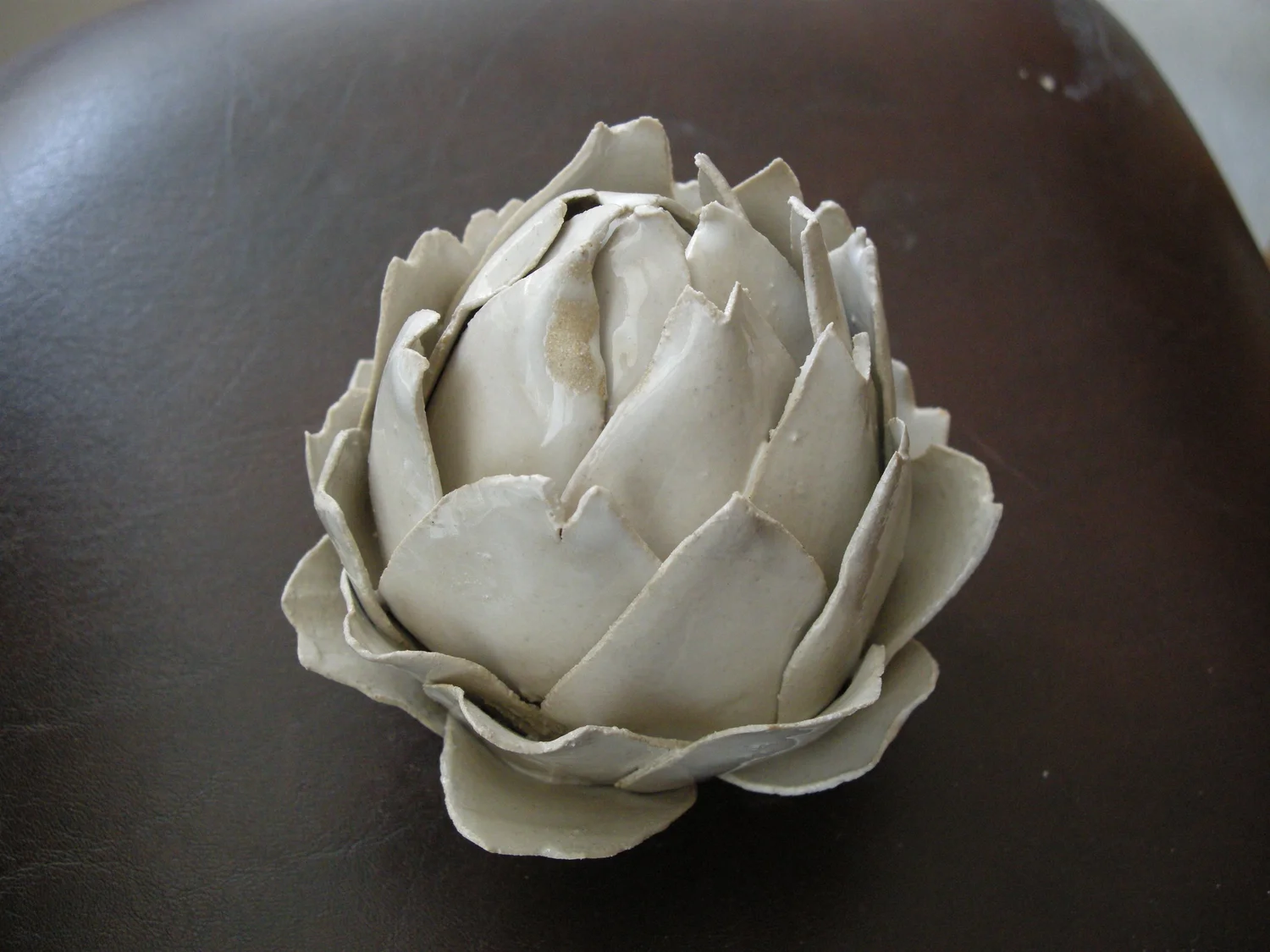 L'artichaut, 2010. Grès blanc, émail blanc.
