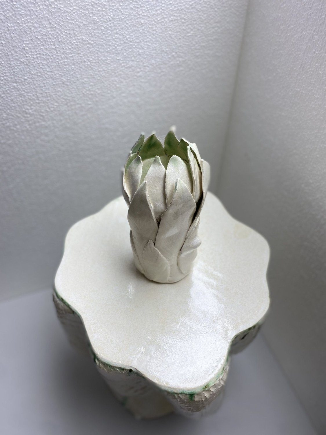 L'artichaut, vase, 2023. Grès blanc.