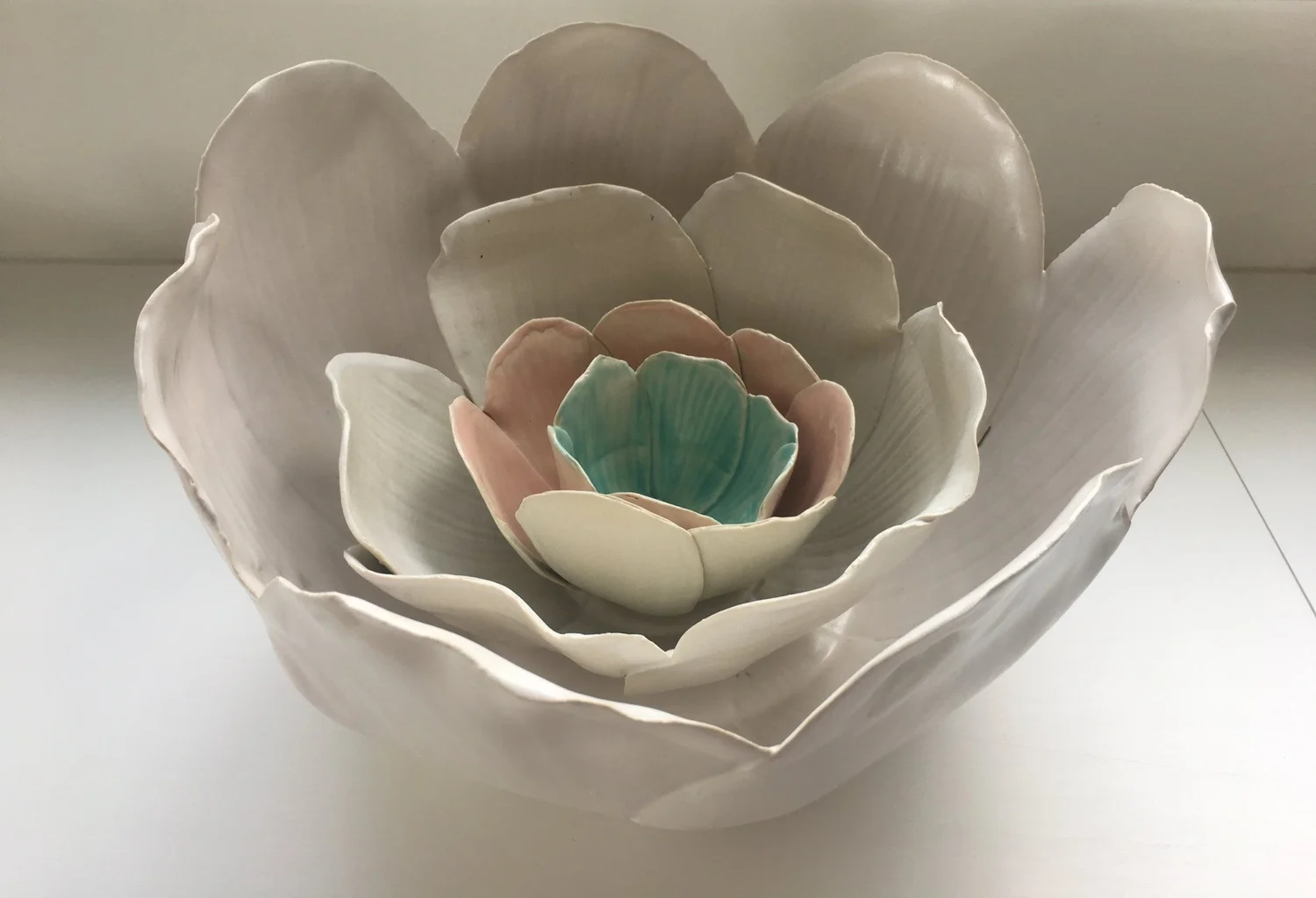 Grands bols fleurs, 2019. Grès blanc.
