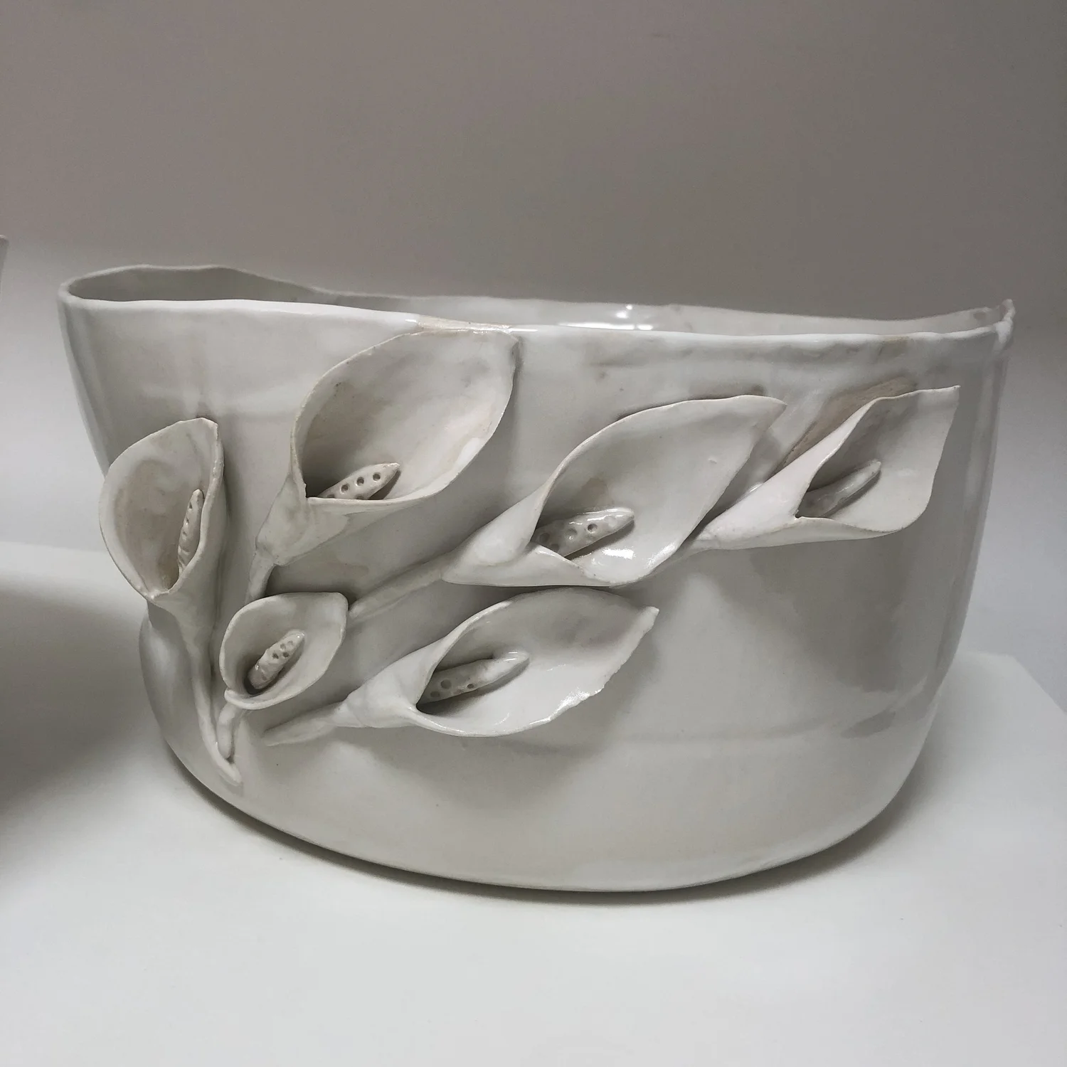 Grand bol à l'arum, 2018. Grès blanc.