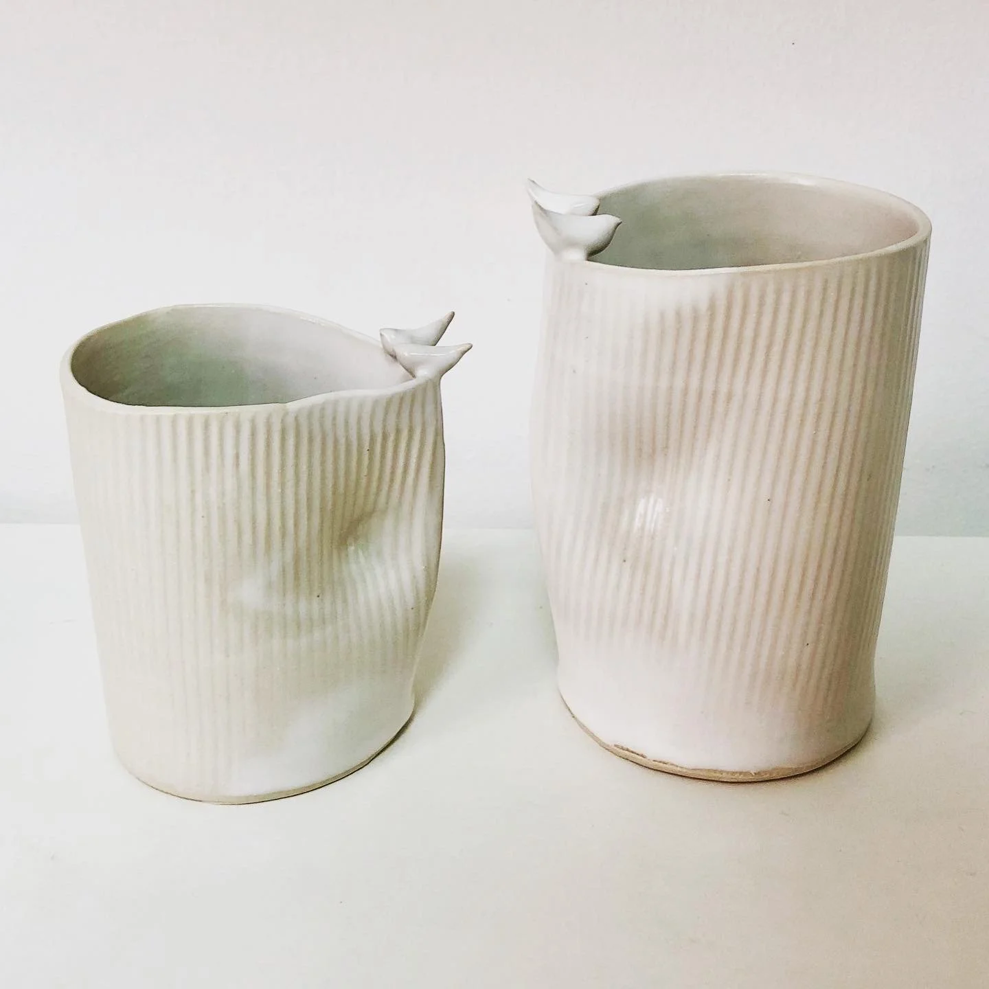 Verres aux oiseaux, 2020. Grès blanc.